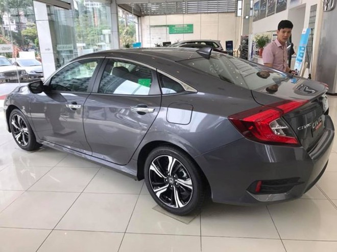 Thực hư chuyện Honda Civic 2017 giảm giá sập sàn - Ảnh 1.