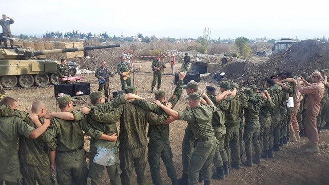 Có chuyên gia, vũ khí Nga ở Syria: Lính quân đội Syria chất từng đồng - Ảnh 1.
