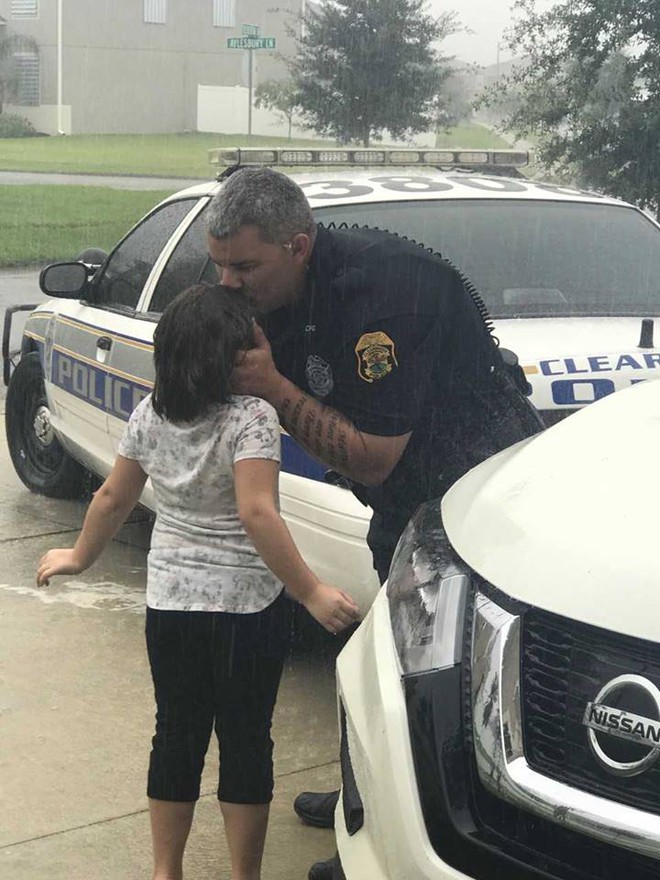 Nghẹn ngào cảnh bố hôn con gái dưới mưa trước khi làm nhiệm vụ trong siêu bão Irma - Ảnh 1.