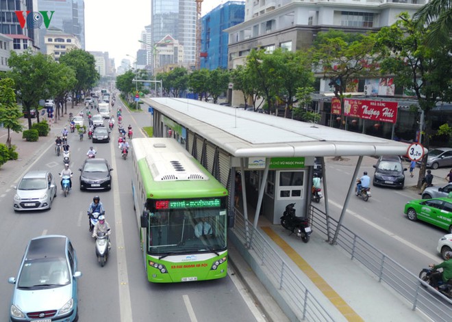 Giờ cao điểm, BRT Hà Nội không đến mức... quá tải - Ảnh 1.