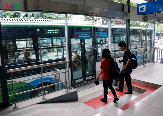 Giờ cao điểm, BRT Hà Nội không đến mức... quá tải - Ảnh 2.