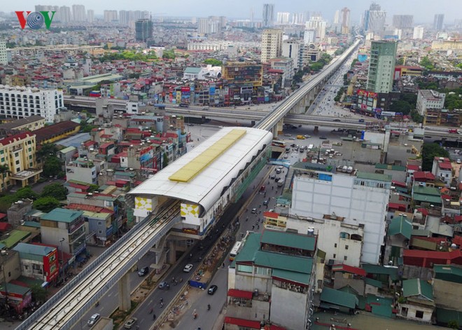 Đường sắt Cát Linh - Hà Đông: Trên ngổn ngang, dưới nhếch nhác - Ảnh 1.