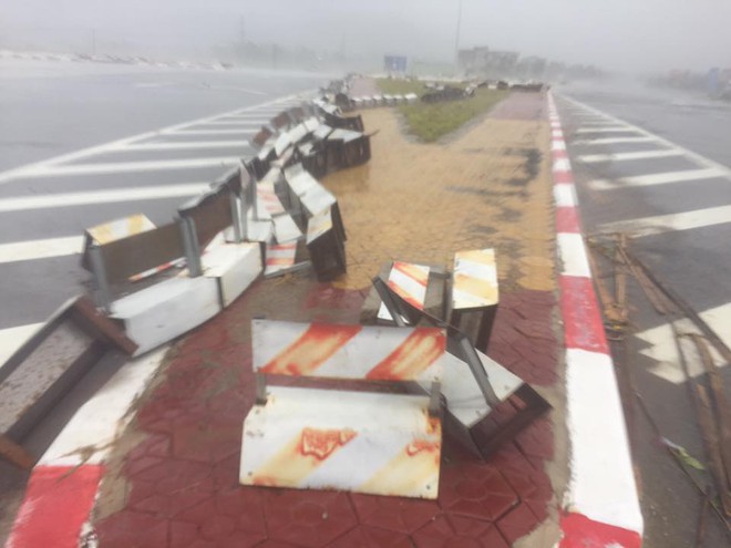 Những hình ảnh khủng khiếp do bão: Đường quốc lộ tan tác, người và xe gồng hết sức vẫn bị gió quật ngã - Ảnh 2.