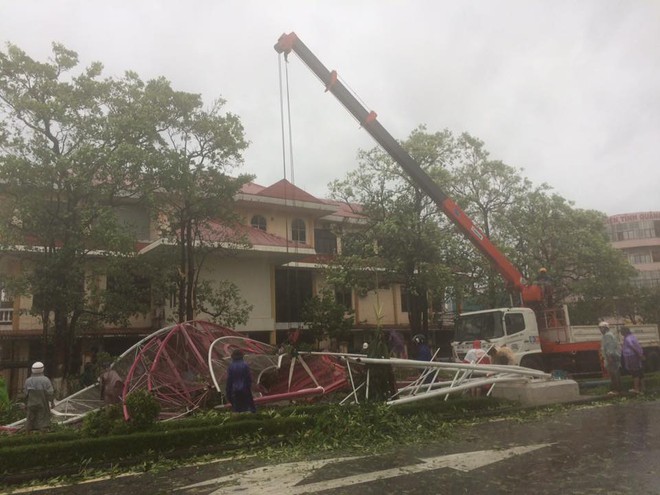 Những hình ảnh khủng khiếp do bão: Đường quốc lộ tan tác, người và xe gồng hết sức vẫn bị gió quật ngã - Ảnh 11.