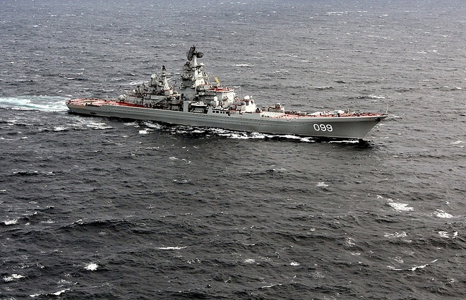 Su-33 tấn công tới tấp bằng tên lửa, 2 tàu chiến Nga phản kích diệt gọn: Kịch như thật - Ảnh 1.