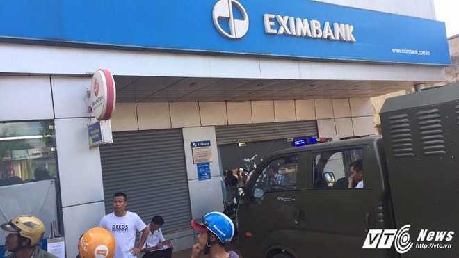 Nam thanh niên phá trụ ATM ngân hàng Eximbank trong đêm khai gì? - Ảnh 1.
