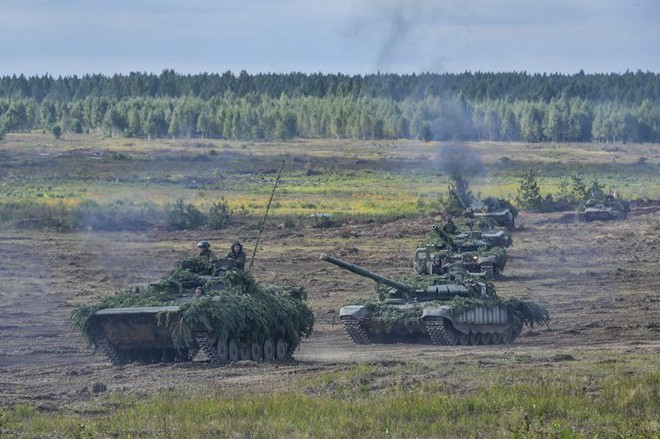 Dàn xe tăng thiết giáp dũng mãnh của Nga và Belarus trong tập trận Zapad-2017 - Ảnh 1.