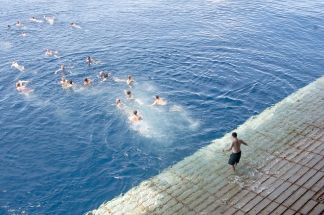 Được nghỉ, lính Mỹ tung tăng bơi lội cạnh tàu chiến - Ảnh 3.