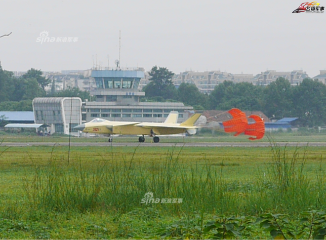 [ẢNH] Tiêm kích J-20 Trung Quốc xuất hiện với nước sơn lạ - Ảnh 1.