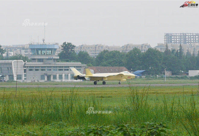 [ẢNH] Tiêm kích J-20 Trung Quốc xuất hiện với nước sơn lạ - Ảnh 2.