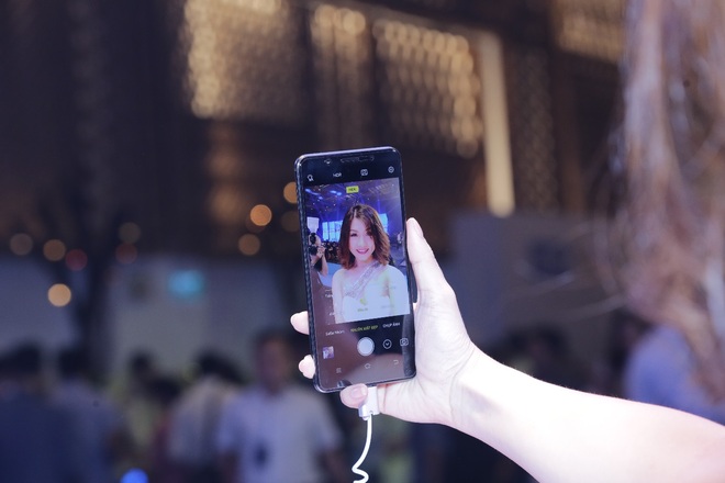 Sở hữu tuyệt phẩm smartphone selfie tràn màn hình chỉ với 8 triệu - Ảnh 2.