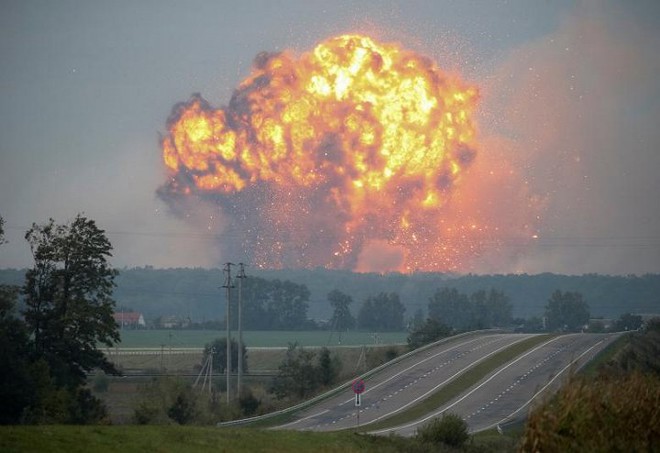Kho vũ khí Ukraine nổ tan tành, tạo cầu lửa khổng lồ - Ảnh 1.