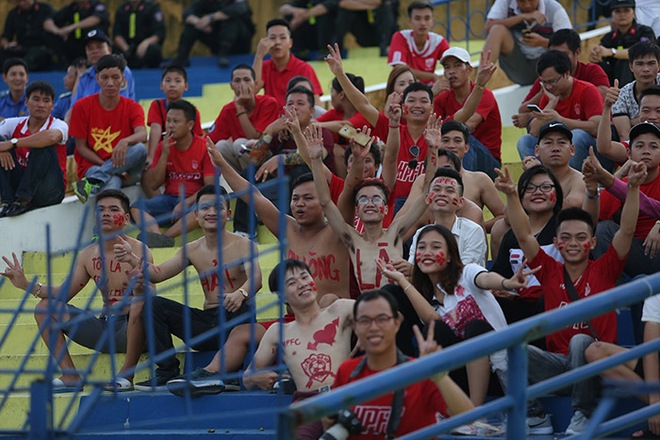 CĐV Hải Phòng cởi trần, vẽ lên người trêu ngươi BTC V-League - Ảnh 2.