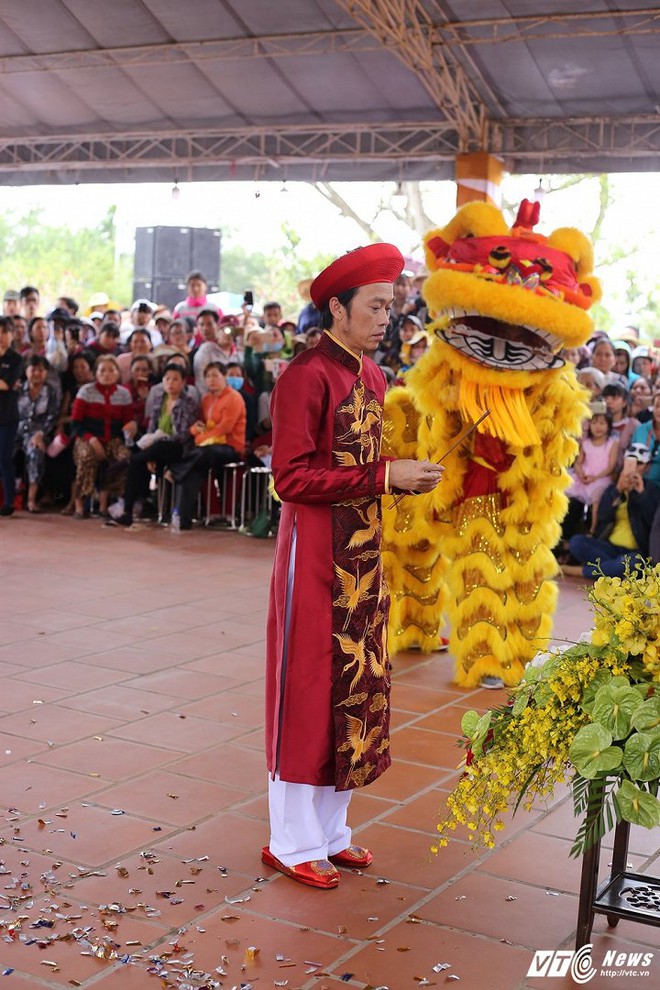 Hoài Linh mặc áo dài, cử hành nghi thức trang trọng trong ngày giỗ Tổ sân khấu - Ảnh 1.