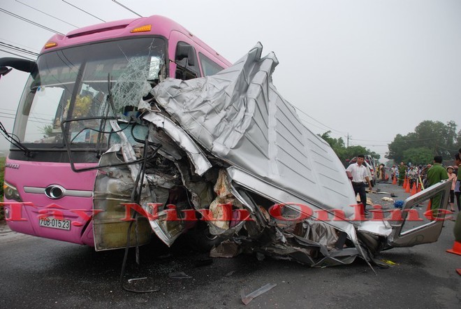2 chiếc xe khách trong vụ tai nạn ở Tây Ninh biến dạng.