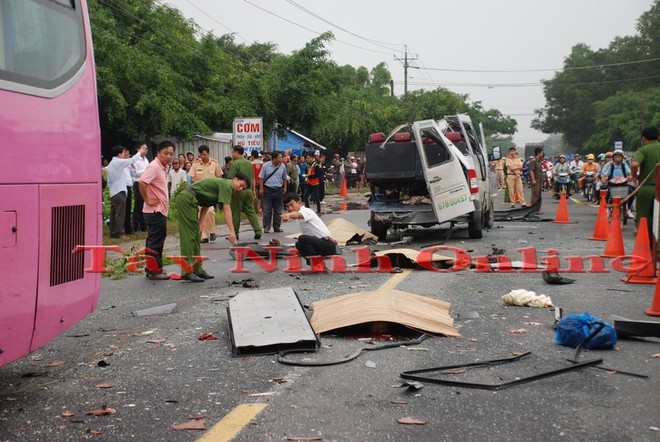 Công an đang khám nghiệm hiện trường vụ tai nạn xe khách ở Tây Ninh.