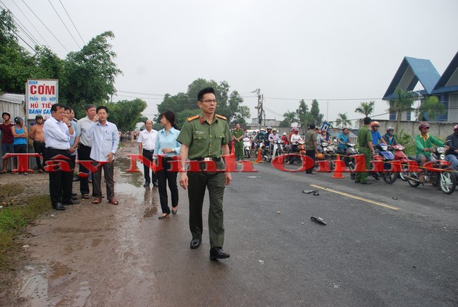 Rất nhiều người tập trung theo dõi  vụ tai nạn giao thông xe khách ở Tây Ninh.