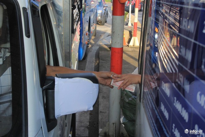 Trạm thu phí BOT Biên Hòa: Tài xế tiếp tục dùng tiền lẻ phản đối - Ảnh 1.