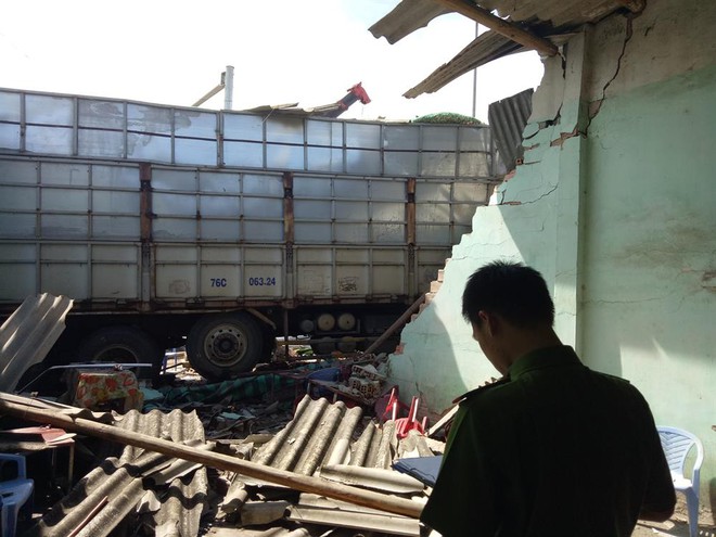 Tai nạn kinh hoàng: Xe chở gỗ dăm đâm sập 4 nhà dân - Ảnh 1.