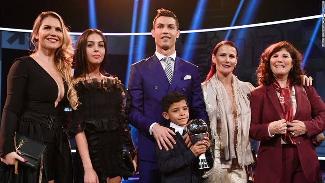 Cristiano Ronaldo: 26 năm, siêu sao ấy mới hài lòng với thông điệp 4 chữ khắc trong giày - Ảnh 4.