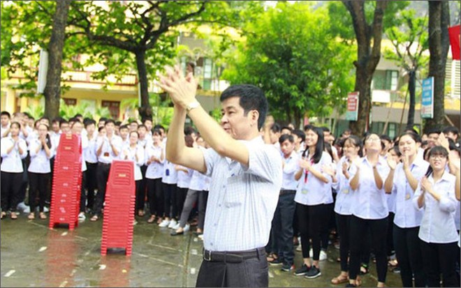 Xúc động cả nghìn học trò lưu luyến chia tay thầy hiệu trưởng - Ảnh 2.