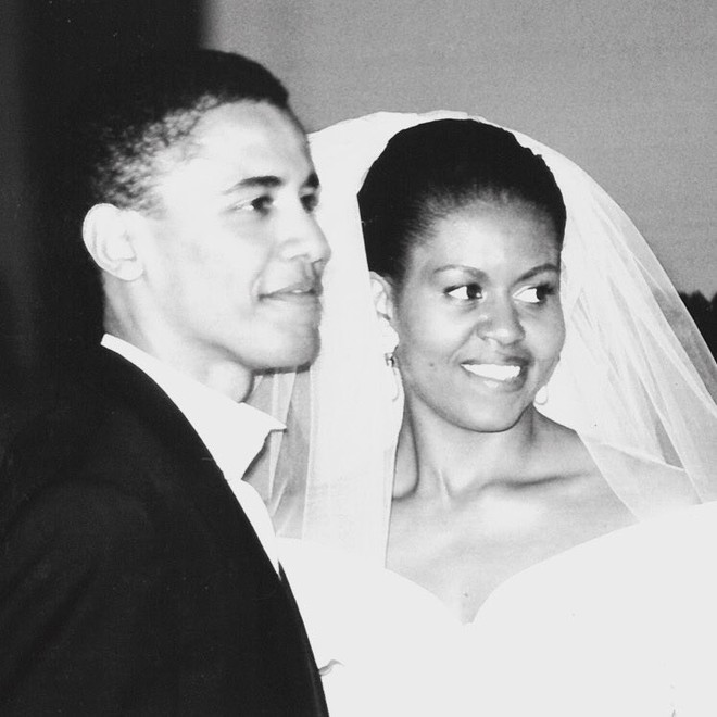 Kỉ niệm 25 năm ngày cưới, bà Obama đăng hình gây sốt  - Ảnh 1.