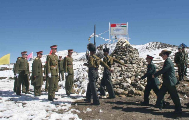 Ấn Độ báo động sẵn sàng chiến đấu cao trên toàn tuyến biên giới với Trung Quốc - Ảnh 1.