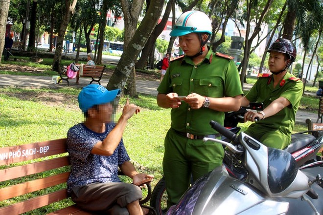 Theo chân công an đi bắt người nghiện ở quận 1 - Ảnh 1.