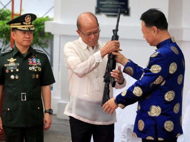 Trung Quốc lại cho không Philippines 3.000 khẩu súng - Ảnh 1.