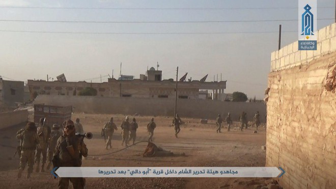 NÓNG: QĐ Syria tháo chạy ở bắc Hama, khủng bố bắt sống 1 xe tăng T-72 và 2 xe chiến đấu - Ảnh 2.