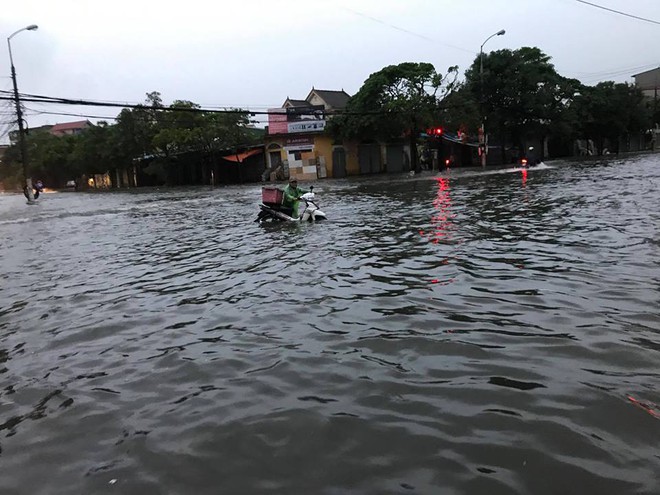 Áp thấp nhiệt đới đi thẳng vào đất liền: 2 người chết, vỡ đập thủy lợi, tàu chạy 5km/h - Ảnh 2.