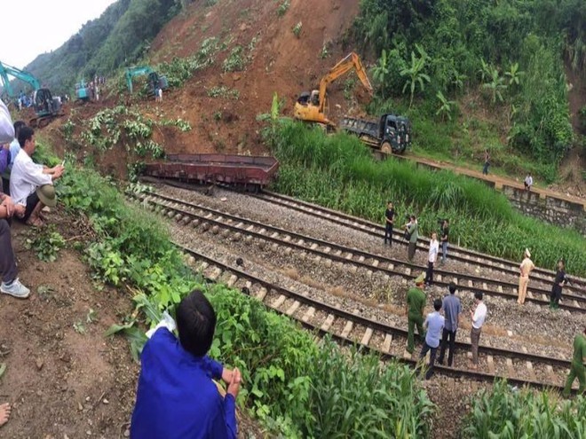 Vụ lở núi đè lên bảy toa tàu: Dừng chạy tàu - Ảnh 1.