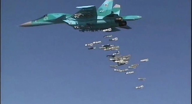 Đổi chiến thuật, KQ Nga dùng đòn hiểm: Hủy diệt hạ tầng của khủng bố IS tại Syria - Ảnh 1.