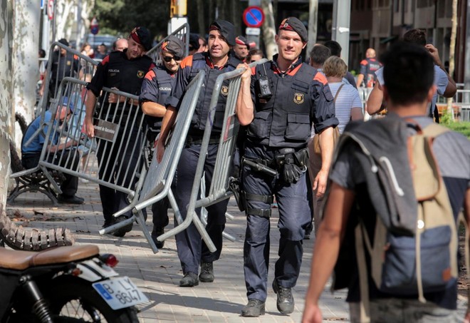 Cảnh sát Tây Ban Nha sẵn sàng bắt lãnh đạo Catalonia ngay khi tuyên bố độc lập - Ảnh 1.