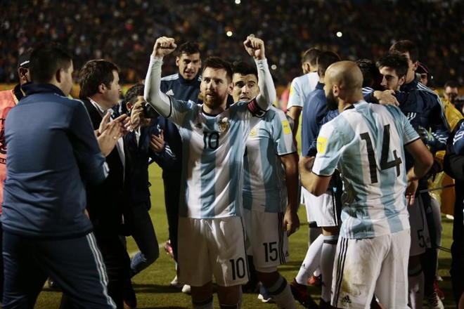 Biếm họa Messi cõng cả tuyển Argentina trên lưng - Ảnh 1.