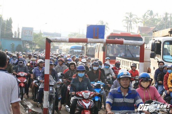 Lãnh đạo tỉnh Đồng Nai doạ khởi tố, tài xế dùng tiền lẻ nói sẵn sàng hầu toà - Ảnh 1.