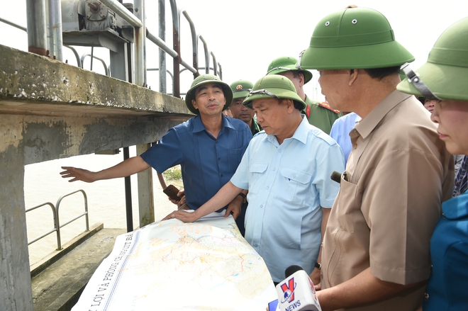  Hủy mọi cuộc họp, Thủ tướng đi thị sát, chỉ đạo hộ đê tại Ninh Bình - Ảnh 1.