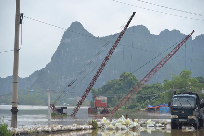 Chùm ảnh: Ninh Bình nhiều nơi nước ngập quá 2m, đường vào khu du lịch Bái Đính bị cô lập - Ảnh 2.