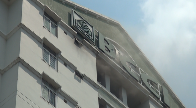 Cháy lớn ở chung cư 12 tầng, nhiều người sống trong căn hộ tháo chạy tán loạn - Ảnh 1.