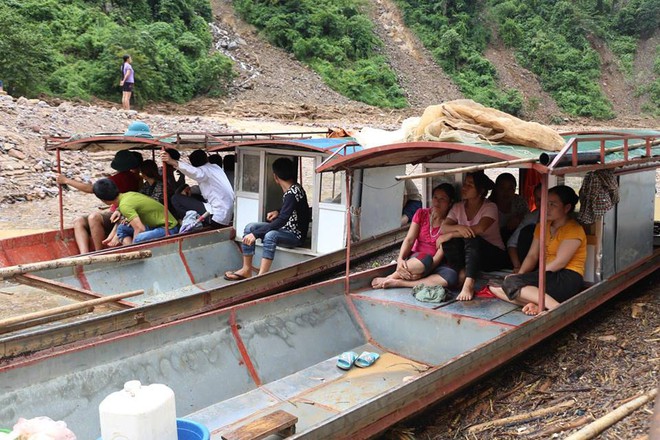 Đà Bắc cô lập do lũ ống: Hôm nay cán bộ đã mang mì tôm cứu dân bản chúng tôi rồi - Ảnh 10.