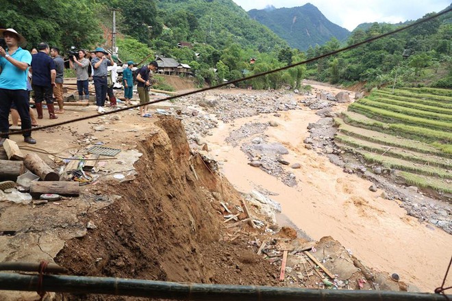 Đà Bắc cô lập do lũ ống: Hôm nay cán bộ đã mang mì tôm cứu dân bản chúng tôi rồi - Ảnh 3.