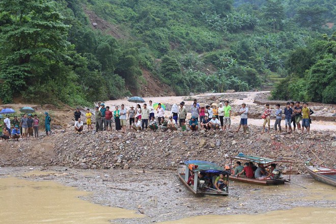 Đà Bắc cô lập do lũ ống: Hôm nay cán bộ đã mang mì tôm cứu dân bản chúng tôi rồi - Ảnh 11.