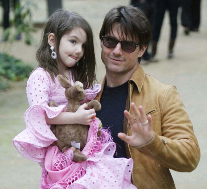 Suri Cruise đau buồn cầu xin bố Tom đến gặp bé sau 4 năm xa cách - Ảnh 1.