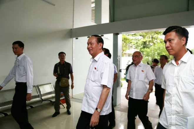 Chủ tịch nước Trần Đại Quang tươi cười gặp cử tri TP - Ảnh 1.