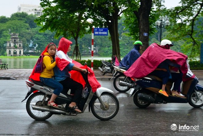 Người Hà Nội co ro trong gió lạnh đầu mùa - Ảnh 2.