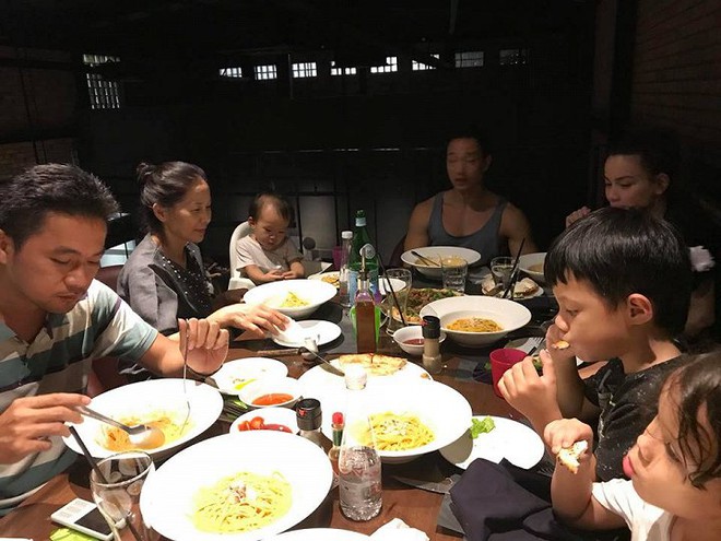 Mẹ Hồ Ngọc Hà đăng ảnh Kim Lý vui vẻ ngồi ăn uống cùng gia đình dịp cuối tuần - Ảnh 1.