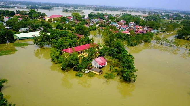 Vỡ đê Chương Mỹ: Người Hà Nội rửa bát, tắm giặt bằng nước lũ - Ảnh 3.