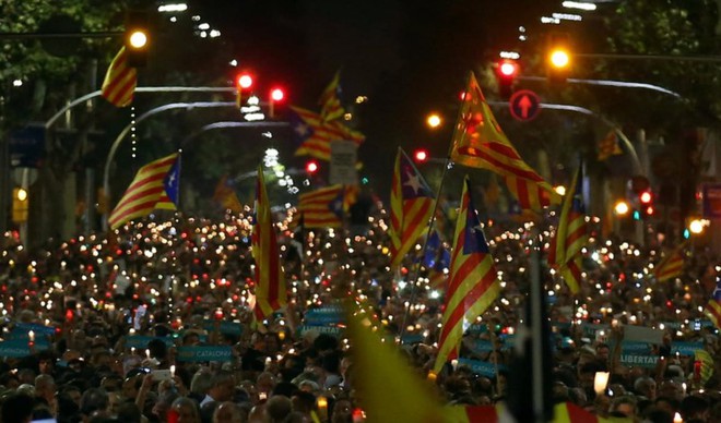 Catalonia sẽ ly khai nếu bị tước quyền tự trị - Ảnh 1.