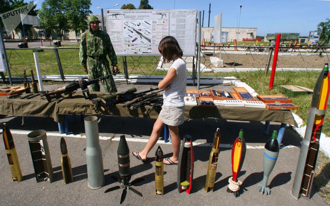 Những quý cô đam mê vũ khí “xâm chiếm” triển lãm quốc phòng thế giới - Ảnh 6.