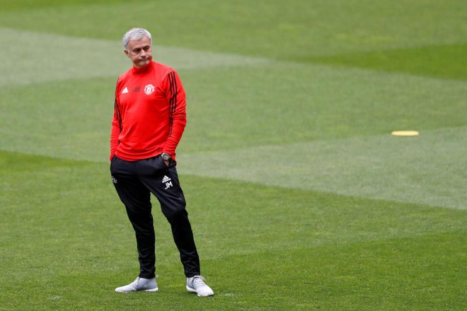 Bực thái độ Mourinho, sếp MU đưa Enrique lên thay - Ảnh 1.